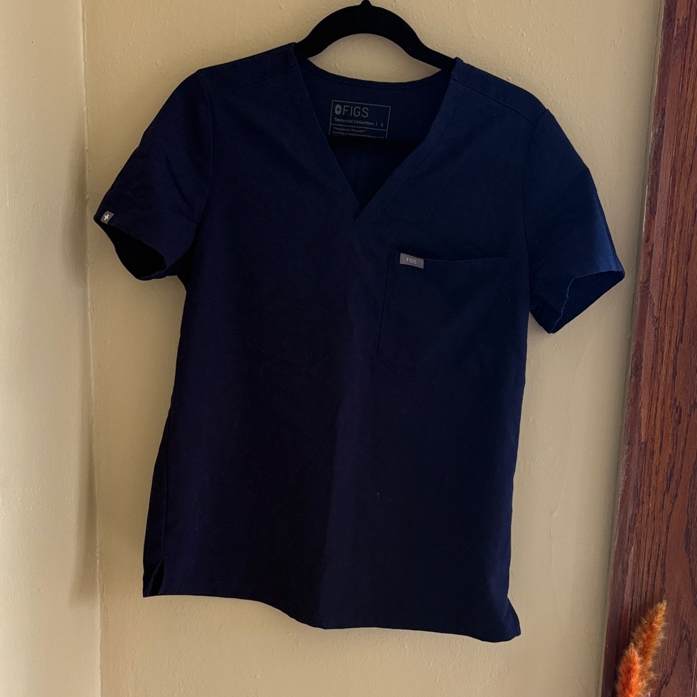 Figs women’s navy blue v neck scrub top. Size small